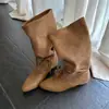 2026 Nuevo Modelo Botas Retro Estilo Páramo de Caña Ancha Fruncidas con Aumento Interno de Altura y Correas, Botas Vaqueras Adelgazantes para Mujer
