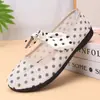 Venta al por mayor desde el fabricante: Zapatos sin cordones de lunares estilo coreano, modelo nuevo 2026, suela suave, estilo perezoso, ins
