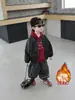 Ropa de Invierno para Niños con Bolsillos de Terciopelo Plus Chaqueta de Cuero Conjunto de Tres Piezas Estilo Coreano Ropa de Una Pieza con Sudadera de Terciopelo para Niños Ropa Guapa para Bebé