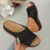 Zapatillas de cuña de verano 2026 con estampado floral para mujer de talla grande, transfronterizas europeas y americanas, suela gruesa, simples, venta al por mayor de comercio exterior, sensación de pisar caca