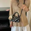2026 Bolsa de Mão Fashion Retro com Bolinhas Pretas Bolsa Pequena com Pingente de Urso Nicho Ombro Único Transversal Versátil Couro Macio Bolsa de Axila