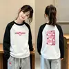 Camiseta de manga larga para niños con diseño de patchwork, nuevo estilo 2026, capa interior de forro polar cepillado para niñas, top de cuello redondo