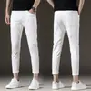 Jeans negros puros de alta gama Hong Kong 2026, elásticos, corte slim para hombre, pantalones casuales versátiles estilo coreano