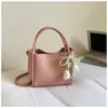 Bolsa estilosa de alta capacidade para mulheres, novo modelo de verão 2026, bolsa de ombro e transversal texturizada para o dia a dia, bolsa tipo balde da moda