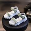 Tênis de Verão 2026 com Biqueira Aberta, Sandálias Respiráveis, Sapatos Casuais Planos Versáteis para Praia Femininos, Salto Baixo, Modernos e Versáteis