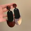 Pendientes Acrílicos de Aguja Plateada Geométricos Exagerados Europeos y Americanos Pendientes de Botón de Lujo Ligero Gama Alta Pendientes de Temperamento para Mujer con Sentido del Diseño Nicho