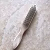 Escova de arame de aço para limpeza de ferrugem escova de arame em forma de faca cabo de plástico vermelho escova de ferro