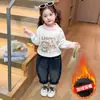 Jeans para Niñas Otoño Invierno 2026 Estilo Nuevo Infantiles Elegantes Engrosados Ropa de Invierno Bebé Niña de Moda Pantalones de Invierno Forrados de Polar