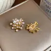 Pinzas para Orejas de Flor y Perla Chapadas en Oro Real de 18 Quilates, Lujo Accesible, Pendientes de Gama Alta, con Estilo y Elegantes, Pendientes Exquisitos y Versátiles para Mujer