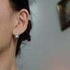 Plata S925 Importada Shijia Micro-incrustado Zircón Corona Pequeña Realmente Muchos Aretes de Perla Gris Cáñamo Simples Aretes Frescos para Mujeres
