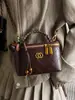2025 Nuevos Bolsos de Otoño e Invierno Diseño de Nicho Bolsos Cruzados de Gama Alta para Otoño e Invierno Bolsos de Cubo de Mano Bolsos Versátiles