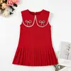 Nueva colección de verano para exportación: un elegante conjunto para niña con un lazo adornado con pedrería, un chaleco sin mangas y un vestido plisado