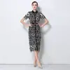 Foto Real de um Vestido de Designer de Nicho com uma Vibe de Socialite, Bordado Estilo Deusa, Renda, Corte Justo e Vestido Longo Bodycon