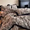 Juego de ropa de cama retro francés de cuatro piezas de terciopelo de leche, engrosado y cálido para invierno, con ribete de encaje, funda de edredón y sábana de forro polar coral