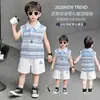 Conjunto de Polo y Chaleco Azul Isla Macaron para Niños Estilo Coreano Conjunto de Dos Piezas Rayado sin Mangas para Niños Pequeños