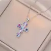 Colar Feminino Colorido Zircônia Joias Design de Nicho Pingente Cruz Completo em Diamante Colar Corrente de Clavícula em Aço Inoxidável
