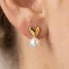Brincos Pequenos Stud Coração Estilo Hepburn Misteriosos com Pérolas Artificiais Banhados a Ouro 18K Real, Exquisitos e Elegantes, Brincos Simples em Formato de Coração em Estoque