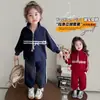 Conjunto de terno estilo coreano com gola alta para meninas, novo conjunto de duas peças da moda primavera e outono 2026 para menininhas estilosas