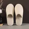 Pantuflas Gruesas Personalizadas al por Mayor para Hoteles de Lujo, Casas de Huéspedes, Salones de Belleza, Hospitalidad Doméstica Desechable, Engrosadas para Uso en Hotel