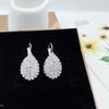 Pendientes de botón de alta gama europeos y americanos con cadena de garra en forma de gota de cristal de diamante, pendientes de moda para mujer, joyería para orejas de aleación, venta al por mayor
