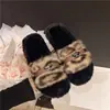 Sandálias de pelúcia vermelhas da moda para outono 2026 com sola grossa, novas, para mulheres, com abertura nos dedos, estilo slip-on em malha com estampa de leopardo