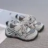2026 Novo Modelo Tênis Esportivo Infantil Malha Respirável Outdoor Sapatos de Pai para Meninos e Meninas com Solado Estilo Pneu, Tênis de Corrida Resistente ao Desgaste, Moderno