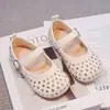 Sapatos Mary Jane da moda para meninas, nova coleção primavera/verão 2026, sapatos de princesa prateados estilosos, sapatos de cristal para meninas pequenas