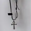 Colar com Pingente Cruzado de Couro de Camada Dupla Nicho Luxo Leve High-End Corrente para Clavícula Elegante Moda Joia Versátil para Mulheres