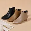 Novas botas curtas da moda outono e inverno de 2026, versáteis, de bico fino, confortáveis, com solas macias, de sola plana, botins estilosos e botas de algodão forradas com fleece para mulheres