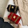 Bolso pequeño cuadrado cruzado para mujer, combinable con todo, estilo retro de terciopelo, con cadena de metal y cierre.