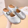 Medias zapatillas cerradas antideslizantes de suela gruesa con estampado de grullas blancas para mujer, nuevo modelo de verano 2026, sandalias perforadas, ligeras, que aumentan la altura, transpirables