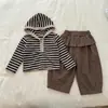 Conjunto de Outono Infantil 2026 Novo Estilo Menina Listrado Manga Longa Cor Café Calça com Suspensório Estilo Coreano Conjunto de Duas Peças