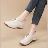 Zapatos casuales de cuero suave para mujer, nuevo modelo de otoño 2026, zapatos para mamás de mediana edad, zapatos de cuero cómodos de suela gruesa, zapatos blancos con cremallera frontal para mujer