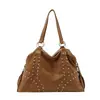 Bolsa de mano tipo tote europea con remaches, estilo perezoso, anillo metálico en la correa para el hombro, cuero suave, bolsa grande, personalidad callejera, bandolera individual para mujer