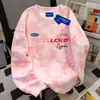 Sudadera de Diseño Holgado Americano con Cuello Redondo para Mujer Tendencia 2025 Estilo Preppy Tie-Dye Rosa con Letras Top Pullover
