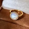 Colar Lindo e Elegante Lua Branca Redondo Zircônia Brilhante Incrustada Contornando Disco Curvo de Concha Branca Natural Flor Única