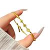 Pulsera de Oro Pequeño Pez Dorado Enredado del Año de la Serpiente para Mujer Oro de Arena Vietnamita Año Nuevo Más Que Año Tras Año Moda Versátil Elegante Joyería de Oro de Arena