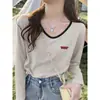 Estilo novo 2026, corte reto, algodão puro, gola V, bloco de cores, manga longa, camiseta, moda feminina, top branco versátil, peça básica, coleção de outono