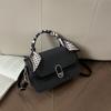 Bolsa pequena nova chegada, textura lisa de cor sólida, tendência feminina 2025, alça de ombro larga, transversal, pequena bolsa quadrada fashion