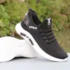 Sapatos Verão 2025 Sapatos de Malha Respirável Sapatos de Pai Masculinos Esportivos e de Lazer Versáteis Antiderrapantes Solado Macio Sapatos Brancos