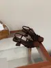 Sandálias Versáteis Estilo Coreano de Salto Grosso, Moda Nova Verão 2026, com Design Simples de Uma Tira, Disponíveis nas Cores Preto e Damasco