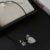 Colar com Pingente de Morango Cravejado de Diamantes Doce e Fresco para Mulheres, Moderno, de Alta Qualidade, Elegante e Corrente Personalizada para Suéter de Menina
