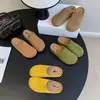 Mules fechadas retrô populares para mulheres, novos sapatos baixos slip-on de camurça estilo Birkenstock para uso externo