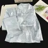 Novo conjunto de pijama para primavera e outono com sutiã embutido, apresentando um design da Kitty, tecido de seda gelada, padrão espinha de peixe e um cardigã com gola de lapela
