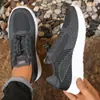 Sapatos de Caminhada para Homens Idosos com Solas Macias e Características Antiderrapantes, Modelos de Primavera e Outono para Homens de Meia-Idade e Idosos, Atacado em Estoque de Henan, Luoyang