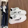 Zapatillas de plataforma gruesa estilo coreano para mujer, nuevo modelo otoño 2026, versátiles y cómodas para estudiantes, no cansan los pies, zapatos casuales ins para mujer
