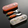 Aien Set de Tenedor y Cuchara de Acero Inoxidable 304 para Niños Set Creativo de Zanahoria de Dibujos Animados de Tres Piezas Alimentación Complementaria para Bebés Comida
