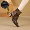 Otoño/Invierno 2026 Estilo Nuevo Color Marrón Estampado de Leopardo Bloque de Color Punta Puntiaguda Tacón Grueso Botines Cortos y Botines de Mujer Botas de Mezclilla Zapatos Planos de Mujer