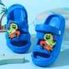 Sandalias infantiles de doble tira con protección para los dedos