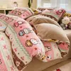 Conjunto de Quatro Peças de Veludo Leite Fresco e Fofo de Inverno, Conjunto de Três Peças de Flanela Espessa e Quente Estilo Cartoon para Dormitórios Estudantis